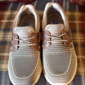 Skechers Wide fit Men’s Slip-On Knit Sneakers in Light Gray and Brown Accents